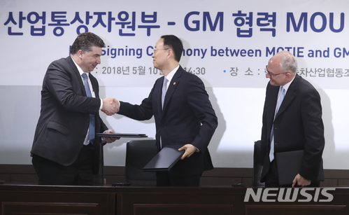 【서울=뉴시스】최진석 기자 = 10일 오후 서울 서초구 자동차협업협동조합에서 열린 '산업통상자원부·GM 협력 MOU 체결식'에 참석한 백운규(가운데) 산업통상자원부 장관과 베리 앵글 지엠총괄 부사장 겸 해외사업부문 사장, 카허 카젬(왼쪽) 한국지엠 사장이 양해각서에 사인 뒤 인사를 나누고 있다. 이날 발표에 따르면 제너럴모터스(GM)는 출자전환을 포함해 총 64억 달러를 지원하고, 2대 주주 산업은행도 7억5000만 달러를 지원, GM의 '먹튀' 방지를 위해 향후 5년간 한국GM의 지분을 매각할 수 없도록, 그 이후 5년은 35% 이상 1대 주주를 반드시 유지하도록 했다. 2018.05.10. myjs@newsis.com