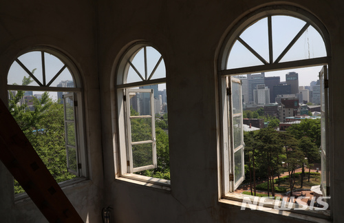 【서울=뉴시스】박진희 기자 = 10일 오후 서울 중구 옛 러시아공사관 탑 내부에서 서울시 건물들이 보이고 있다. 중구청은 정동야행을 앞두고 비공개 구역인 옛 러시아공사관 탑 내부 시설을 서울시 출입기자들에게 공개했다. 2018.05.10.pak7130@newsis.com