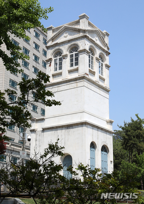 【서울=뉴시스】박진희 기자 = 중구청은 정동야행을 앞두고 10일 오후 서울 중구 정동 옛 러시아공사관 탑 내부 시설을 서울시 출입기자들에게 공개했다. 2018.05.10.pak7130@newsis.com