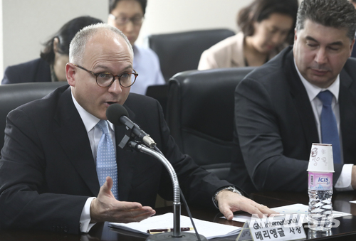 【서울=뉴시스】최진석 기자 = 10일 오후 서울 서초구 자동차산업협동조합에서 열린 '산업통상자원부·GM 협력 MOU 체결식'에 참석한 베리 앵글(왼쪽) GM총괄 부사장 겸 해외사업부문 사장이 모두발언을 하고 있다. 오른족은 카허 카젬 한국GM 사장.&nbsp; 이날 발표에 따르면 제너럴모터스(GM)는 출자전환을 포함해 총 64억 달러를 지원하고, 2대 주주 산업은행도 7억5000만 달러를 지원, GM의 '먹튀' 방지를 위해 향후 5년간 한국GM의 지분을 매각할 수 없도록, 그 이후 5년은 35% 이상 1대 주주를 반드시 유지하도록 했다. 2018.05.10. myjs@newsis.com