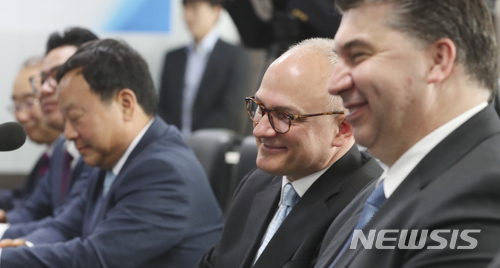 【서울=뉴시스】최진석 기자 = 10일 오후 서울 서초구 자동차협업협동조합에서 열린 '산업통상자원부·GM 협력 MOU 체결식'에 참석한 베리 앵글(왼쪽 네번째 부터) GM총괄 부사장 겸 해외사업부문 사장과 카허 카젬 한국GM 사장이 미소를 짓고 있다.&nbsp; 이날 발표에 따르면 제너럴모터스(GM)는 출자전환을 포함해 총 64억 달러를 지원하고, 2대 주주 산업은행도 7억5000만 달러를 지원, GM의 '먹튀' 방지를 위해 향후 5년간 한국GM의 지분을 매각할 수 없도록, 그 이후 5년은 35% 이상 1대 주주를 반드시 유지하도록 했다. 2018.05.10. myjs@newsis.com