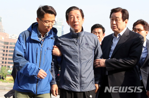 【서울=뉴시스】박영태 기자 = 병원으로 이송되었던 김성태 자유한국당 원내대표가 10일 오후 서울 여의도 국회 본관 앞 단식농성장으로 돌아오면서 김무성 의원의 부축을 받고 있다. 2018.05.10. photo@newsis.com