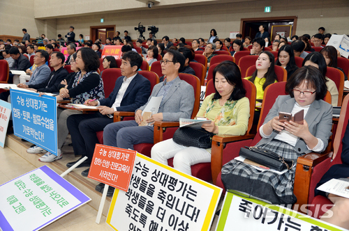 【광주=뉴시스】맹대환 기자 = 대통령직속 국가교육회의가 10일 오후 전남대 컨벤션홀에서 2022학년도 대입제도 개편에 따른 국민제안 열린마당 행사를 개최한 가운데 학부모와 교사 등 관계자들이 설명을 듣고 있다. 2018.05.10 mdhnews@newsis.com