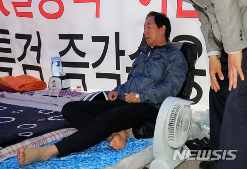 【서울=뉴시스】홍효식 기자 = '드루킹 특검'을 요구하며 8일째 단식농성 중 건강악화로 병원 응급센테로 이송된 자유한국당 김성태 원내대표가 10일 오후 서울 여의도 국회 앞 단식 농성장으로 복귀해 앉아있다. 2018.05.10.&nbsp; photo@newsis.com 