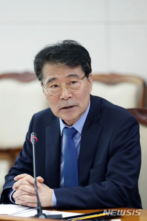 【서울=뉴시스】전신 기자 = 장하성 청와대 정책실장이 10일 오후 일자리 안정자금 신청률 80% 달성에 따라 격려 방문한 서울 영등포 근로복지공단 서울남부지사에서 전국 근로복지공단 일자리 안정자금 담당자들과 간담회를 갖고 있다. 2018.05.10. (사진=청와대 제공) photo@newsis.com