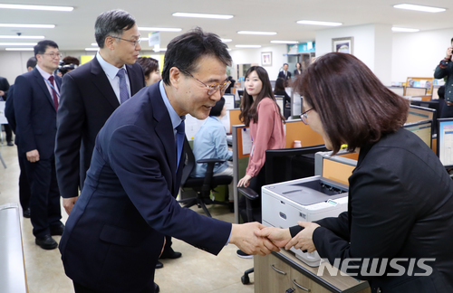 【서울=뉴시스】전신 기자 = 장하성 청와대 정책실장이 10일 오후 일자리 안정자금 신청률 80% 달성에 따라 격려 방문한 서울 영등포 근로복지공단 서울남부지사에서 일자리지원팀 직원들과 인사하고 있다. 2018.05.10. (사진=청와대 제공) photo@newsis.com