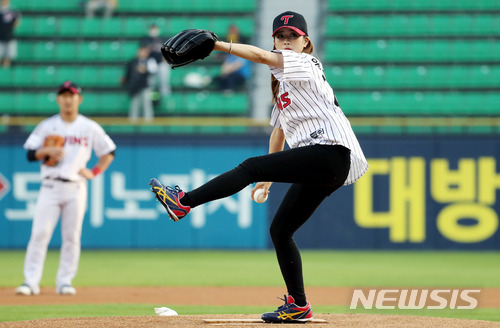 【서울=뉴시스】임태훈 기자 = 10일 오후 서울 잠실야구장에서 열린 '2018 신한은행 마이카 KBO리그' LG 트윈스와 롯데 자이언츠의 경기, 걸그룹 에이핑크 윤보미가 시구하고 있다. 2018.05.10. taehoonlim@newsis.com