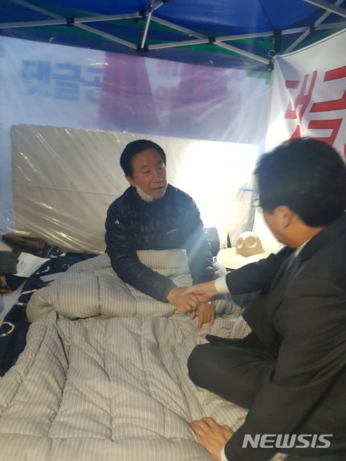 【서울=뉴시스】홍지은 기자 = 병원으로 이송되었던 김성태 자유한국당 원내대표가 단식농성장으로 돌아와 단식을 이어가는 가운데 10일 오후 서울 여의도 국회 본관 앞 단식농성장에 바른미래당 유승민 공동대표가 찾아와 김성태 원내대표와 이야기를 나누고 있다. 2018.05.10.&nbsp; jc4321@newsis.com