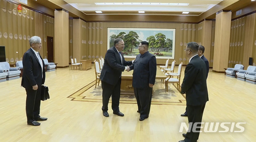 【서울=뉴시스】 북한 조선중앙TV는 지난 9일 김정은 노동당 위원장 겸 국무위원장이 폼페이오 미국 국무장관을 접견했다고 10일 방송했다. 김정은 위원장과 폼페이오 장관은 북미정상회담과 북한에 억류중인 미국인 3명에 대한 석방을 논의했으며, 억류된 미국인들은 폼페이오 장관과 함께 미국으로 귀국했다. 2018.05.10. (출처=조선중앙TV 캡처) photo@newsis.com 