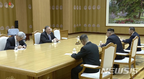 【서울=뉴시스】 북한 조선중앙TV는 지난 9일 김정은 노동당 위원장 겸 국무위원장이 폼페이오 미국 국무장관을 접견했다고 10일 방송했다. 폼페이오 옆에 앉은 사람이 한국계 미국인 앤드루 김 중앙정보부(CIA) 코리아미션센터장이다. 2018.05.10. (출처=조선중앙TV 캡처) photo@newsis.com 