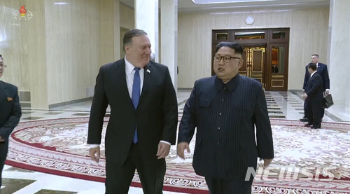 【서울=뉴시스】 북한 조선중앙TV는 지난 9일 김정은 노동당 위원장 겸 국무위원장이 폼페이오 미국 국무장관을 접견했다고 10일 방송했다. 김정은 위원장과 폼페이오 장관은 북미정상회담과 북한에 억류중인 미국인 3명에 대한 석방을 논의했으며, 억류된 미국인들은 폼페이오 장관과 함께 미국으로 귀국했다. 2018.05.10. (출처=조선중앙TV 캡처) photo@newsis.com