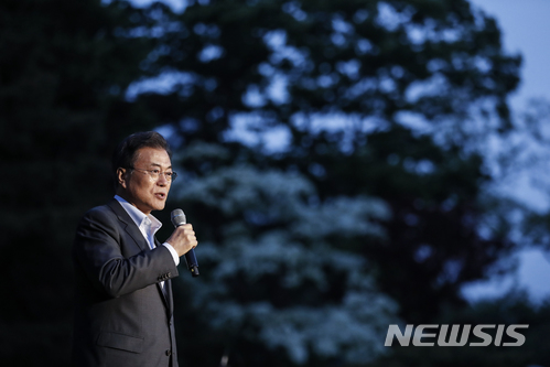 【서울=뉴시스】문재인 대통령이 부인 김정숙 여사와 10일 오후 취임 1주년을 맞아 청와대 인근 주민들을 초대해 '달빛이 흐른다'라는 작은 음악회를 가졌다. 2018.05.10. (사진=청와대 제공) photo@newsis.com