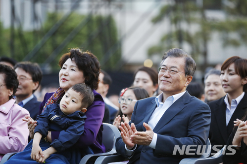 【서울=뉴시스】문재인 대통령이 부인 김정숙 여사와 10일 오후 취임 1주년을 맞아 청와대 인근 주민들을 초대해 '달빛이 흐른다'라는 작은 음악회를 가졌다. 문 대통령이 주민들과 공연을 보며 박수치고 있다. 2018.05.10. (사진=청와대 제공) photo@newsis.com