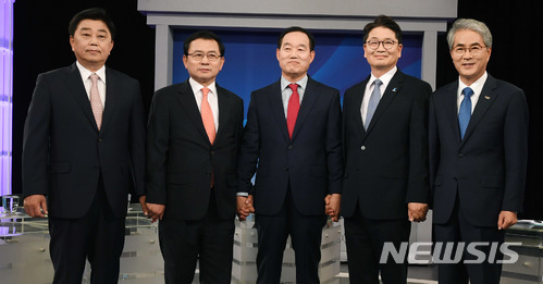 【창원=뉴시스】김기진 기자 = 10일 KBS 창원총국에서 진행된 경남도교육감 후보 초청 토론회에 참석한 박성호(왼쪽부터), 김선유, 이효환, 차재원, 박종훈 예비후보가 토론에 앞서 손을 맞잡고 기념촬영을 하고 있다. 2017.05.10. sky@newsis.com