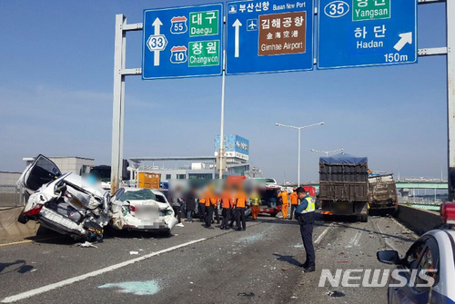 【부산=뉴시스】 하경민 기자 = 11일 오전 8시 25분께 부산 사상구 관문대로 김해 방향 도로에서 승용차 4대와 덤프트럭 2대 등 6중 추돌사고가 발생, 2명이 다쳐 인근 병원으로 옮겨져 치료를 받고 있다. 2018.05.11. (사진=부산경찰청 제공)yulnetphoto@newsis.com