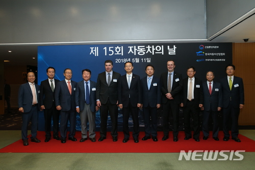10일 서울 인터컨티넨탈 코엑스 호텔에서 열린 '제15회 자동차의 날' 행사에 정진행 현대차 사장(오른쪽에서 다섯 번째)이 참석했다. 