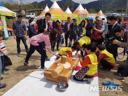 【함양=뉴시스】정경규 기자 = 지난해 열린 경남 함양 수동사과꽃축제 모습이다.2018.05.11.(사진=함양군 제공) photo@newsis.com