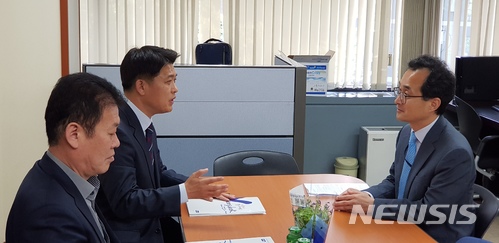 【영덕=뉴시스】강진구 기자 = 경북 영덕군은 10일 오후 서울 석탄회관에서 산업통상자원부 박원주 에너지자원실장을 만나 백지화된 천지원전을 대체하기 위한 대안사업을 건의했다.사진 맨오른쪽 박원주 에너지자원실장, 중앙 이희진 영덕군수.2018.05.11.(사진=영덕군 제공) photo@newsis.com