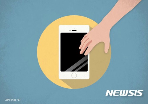 '스마트폰 테러'에 괴로운 교사들…"교권 침해 최악의 도구"