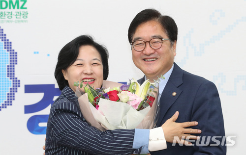 【서울=뉴시스】이종철 기자 = 11일 서울 여의도 국회에서 열린 더불어민주당최고위원회의에서 추미애 대표가 수고한 우원식 원내대표에게 꽃다발을 주면서 포옹하고 있다. 2018.05.11.&nbsp; jc4321@newsis.com