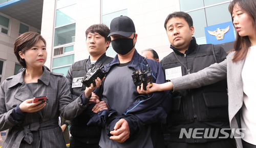 【서울=뉴시스】권현구 기자 = 10년지기인 30대 남성을 둔기로 살해 후 사체를 유기한 혐의를 받는 조모(44)씨가 영장실질심사를 받기 위해 지난 5월11일 오전 서울 성북경찰서를 나서고 있다. 2018.05.11. stoweon@newsis.com