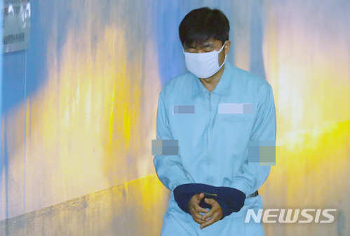 【서울=뉴시스】배훈식 기자 = 지난 5월11일 오전 서울 서초구 서울고등법원에서 열린 넥슨 공짜 주식 관련 파기환송심 선고 공판에 진경준 전 검사장이 출석하고 있다. 2018.05.11. dahora83@newsis.com