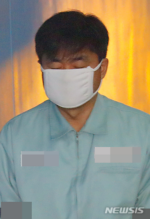 【서울=뉴시스】배훈식 기자 = 11일 오전 서울 서초구 서울중앙지방법원에서 열린 넥슨 공짜 주식 관련 파기환송심 선고 공판에 진경준 전 감사장이 출석하고 있다. 2018.05.11. dahora83@newsis.com