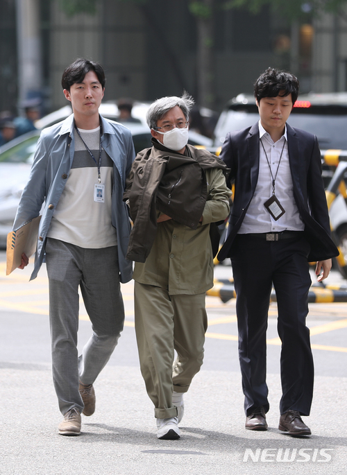 【서울=뉴시스】고승민 기자 = 댓글 여론 조작 혐의로 구속 기소된 '드루킹' 김모씨가 추가조사를 위해 11일 오전 서울지방경찰청으로 호송되고 있다. 2018.05.11. kkssmm99@newsis.com