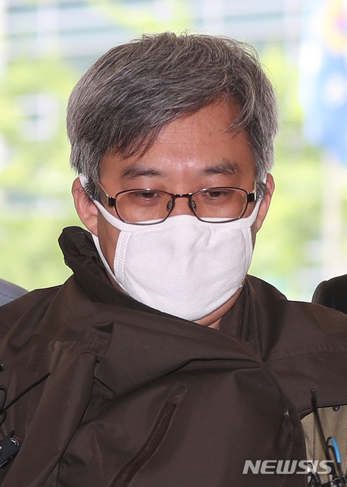 【서울=뉴시스】고승민 기자 = '드루킹' 김모씨가 추가조사를 위해 지난 11일 오전 서울지방경찰청으로 호송되고 있다. 2018.05.11. kkssmm99@newsis.com