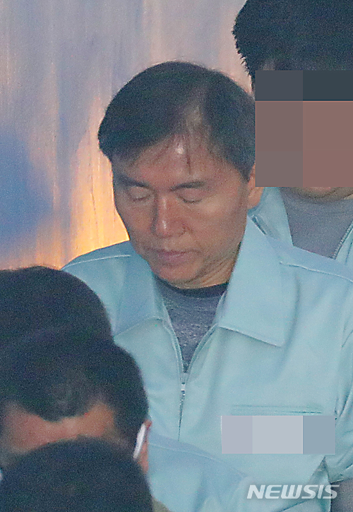 【서울=뉴시스】배훈식 기자 = 김승연 전 국가정보원 대북공작국장이 지난 11일 서울 서초구 서울중앙지법에서 열린 고(故) 김대중·노무현 전 대통령 사찰 사건 관련 1차 공판에 출석하고 있다. 2018.05.11. dahora83@newsis.com