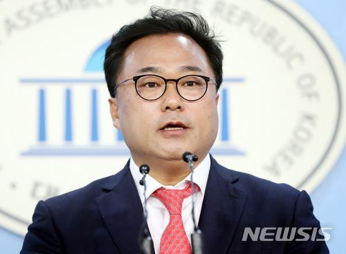 【서울=뉴시스】박영태 기자 = 11일 오전 서울 영등포구 여의도 국회 정론관에서 '선거법 위반' 협의로 법원에서 당선무효형이 확정된 권석창 자유한국당 전 의원이 기자회견을 하고 있다. 2018.05.11. since1999@newsis.com