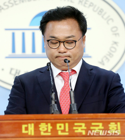 【서울=뉴시스】박영태 기자 = 11일 오전 서울 영등포구 여의도 국회 정론관에서 '선거법 위반' 협의로 법원에서 당선무효형이 확정된 권석창 자유한국당 전 의원이 기자회견을 하고 있다. 2018.05.11.since1999@newsis.com