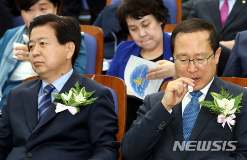 【서울=뉴시스】이종철 기자 = 새 원내대표를 선출하기 위해 11일 서울 여의도 국회에서 열린 더불어민주당 의원총회에서 새 원내대표로 출마한 노웅래, 홍영표 의원이 개표 결과를 기다리고 있다. 2018.05.11. jc4321@newsis.com