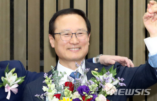 【서울=뉴시스】이종철 기자&nbsp; = 11일 서울 여의도 국회에서 열린 더불어민주당 의원총회에서 새 원내대표로 선출된 홍영표 의원이 축하를 받고 있다. 2018.05.11.&nbsp; jc4321@newsis.com