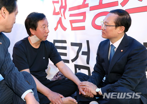 【서울=뉴시스】박영태 기자 = 홍영표 더불어민주당 신임 원내대표가 11일 오전 서울 영등포구 여의도 국회에서 더불어민주당의 조건 없는 '드루킹 특검'수용을 촉구하며 9일째 노숙하며 단식 투쟁중인 김성태 자유한국당 원내대표를 찾아가 이야기를 나누고 있다. 2018.05.11.photo@newsis.com