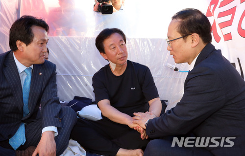 【서울=뉴시스】박영태 기자 = 홍영표 더불어민주당 신임 원내대표가 11일 오전 서울 영등포구 여의도 국회에서 더불어민주당의 조건 없는 '드루킹 특검'수용을 촉구하며 9일째 노숙하며 단식 투쟁중인 김성태 자유한국당 원내대표를 찾아가 이야기를 나누고 있다. 2018.05.11.photo@newsis.com