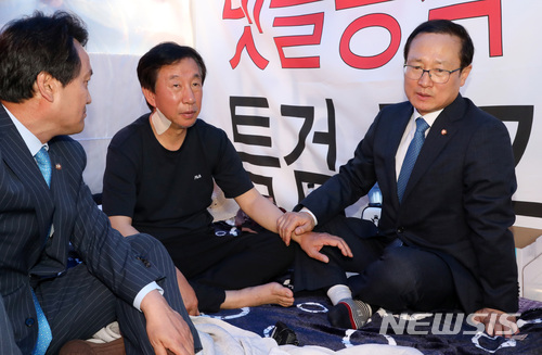 【서울=뉴시스】박영태 기자 = 홍영표 더불어민주당 신임 원내대표가 11일 오전 서울 영등포구 여의도 국회에서 더불어민주당의 조건 없는 '드루킹 특검'수용을 촉구하며 9일째 노숙하며 단식 투쟁중인 김성태 자유한국당 원내대표를 찾아가 이야기를 나누고 있다. 2018.05.11.photo@newsis.com
