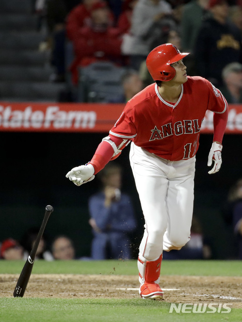 팔꿈치 부상 오타니, 수술은 피했다…일단 타자로 복귀