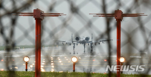 【평택=뉴시스】이정선 기자 = 한미공군 연합 맥스선더(Max Thunder) 훈련이 실시된 11일 오후 경기 평택 주한미군 오산공군기지 활주로에서 A-10 전투기가 이륙하고 있다. 2018.05.11.&nbsp; ppljs@newsis.com