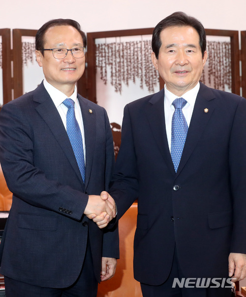 【서울=뉴시스】박영태 기자 = 홍영표 더불어민주당 신임 원내대표가 11일 오후 서울 영등포구 여의도 국회의장실을 방문해 정세균 의장과 악수를 나누고 있다. 2018.05.11.since1999@newsis.com
