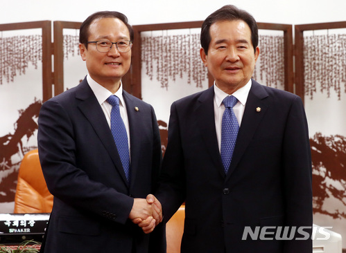 【서울=뉴시스】박영태 기자 = 홍영표 더불어민주당 신임 원내대표가 11일 오후 서울 영등포구 여의도 국회의장실을 방문해 정세균 의장과 악수를 나누고 있다. 2018.05.11. since1999@newsis.com