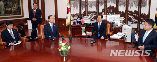 【서울=뉴시스】박영태 기자 = 홍영표 더불어민주당 신임 원내대표가 11일 오후 서울 영등포구 여의도 국회의장실을 방문해 정세균 의장과 이야기를 나누고 있다. 2018.05.11.since1999@newsis.com