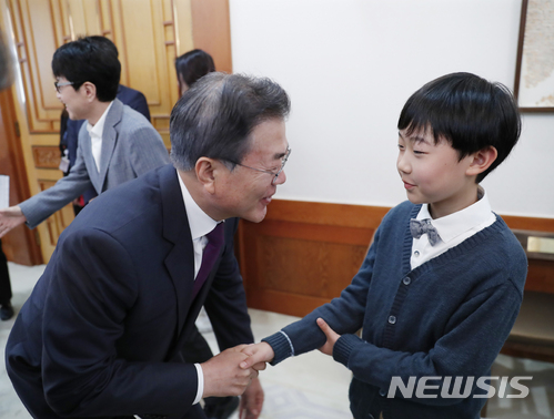 [서울=뉴시스] 2018년 5월 문재인 대통령이 남북정상회담 만찬에서 '고향의봄'을 부른 오연준 군과 악수하고 있다. (사진=뉴시스DB) amin2@newsis.com
