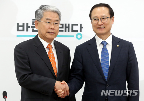 【서울=뉴시스】박영태 기자 = 홍영표 더불어민주당 신임 원내대표가 11일 오후 서울 영등포구 여의도 국회에서 김동철 바른미래당 원내대표를 찾아가 악수를 나누고 있다. 2018.05.11.since1999@newsis.com