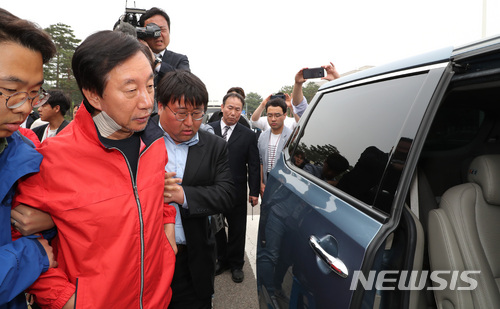 【서울=뉴시스】이종철 기자 = 11일 오후 서울 여의도 국회 본청앞에서 단식농성중이던 자유한국당 김성태 원내대표가 의원들의 권유로 부축을 받으며 다시 병원으로 가고 있다. 2018.05.11.&nbsp; jc4321@newsis.com