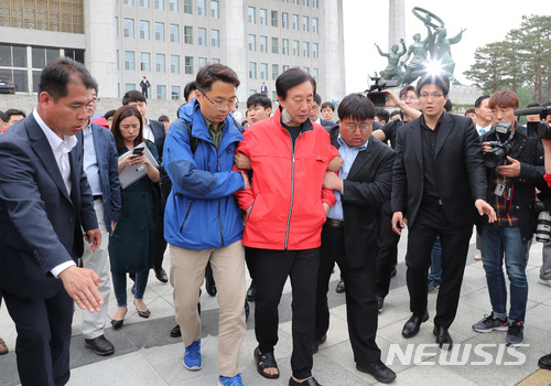【서울=뉴시스】이종철 기자&nbsp; = 11일 오후 서울 여의도 국회 본청앞에서 단식농성중이던 자유한국당 김성태 원내대표가 의원들의 권유로 부축을 받으며 다시 병원으로 가고 있다. 2018.05.11.&nbsp; jc4321@newsis.com