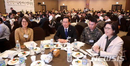 【서울=뉴시스】 추상철 기자 =국민참여 국방예산 대토론회가 열린 11일 오후 서울 용산구 국방컨벤션에서 송영무 국방부장관이 참석자들과 함께 테이블에 앉아 있다. 2018.05.11. scchoo@newsis.com
