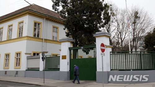 【서울=뉴시스】오스트리아 빈의 북한 대사관 모습. 오스트리아 주재 북한 대사관에서 근무하던 직원들이 지난해 북한으로 사치품을 보내려다 적발됐던 것으로 드러났다고 미국의 소리(VOA) 방송이 12일(한국시간) 보도했다. <사진 출처 : VOA> 2018.5.12