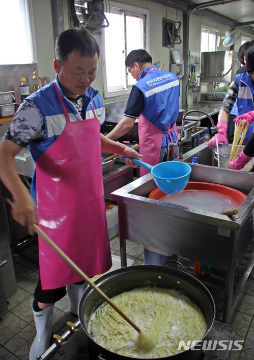  【군산=뉴시스】고석중 기자 = 12일 한국지엠 군산공장 임직원으로 구성된 '넝쿨봉사회'가 전북 군산시 대야면에 소재한 해오름복지재단에서 짜장면 나눔 봉사 활동을 펼치고 있다. 2018.05.12. k9900@newsis.com