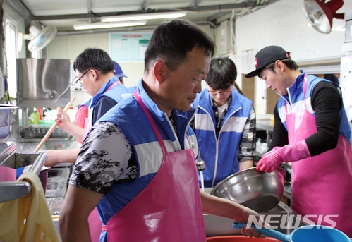  【군산=뉴시스】고석중 기자 = 12일 한국지엠 군산공장 임직원으로 구성된 '넝쿨봉사회'가 전북 군산시 대야면에 소재한 해오름복지재단에서 짜장면 나눔 봉사 활동을 펼치고 있다. 2018.05.12. k9900@newsis.com